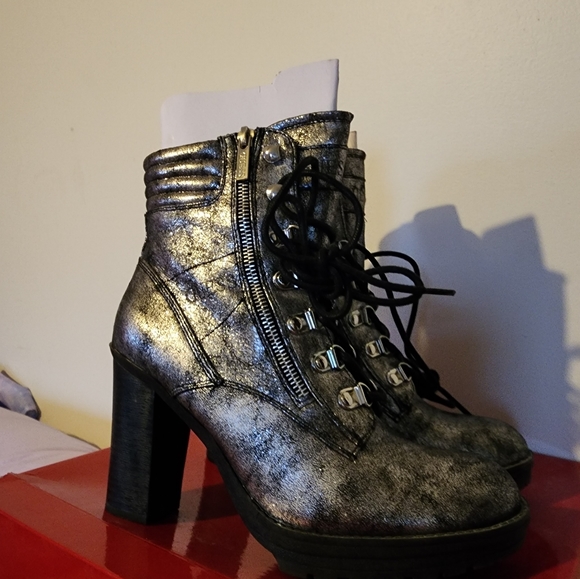 Guess Garyn Combat Boot in Metallic Silver, Size8M, NEW with Box - Picture 2 of 9